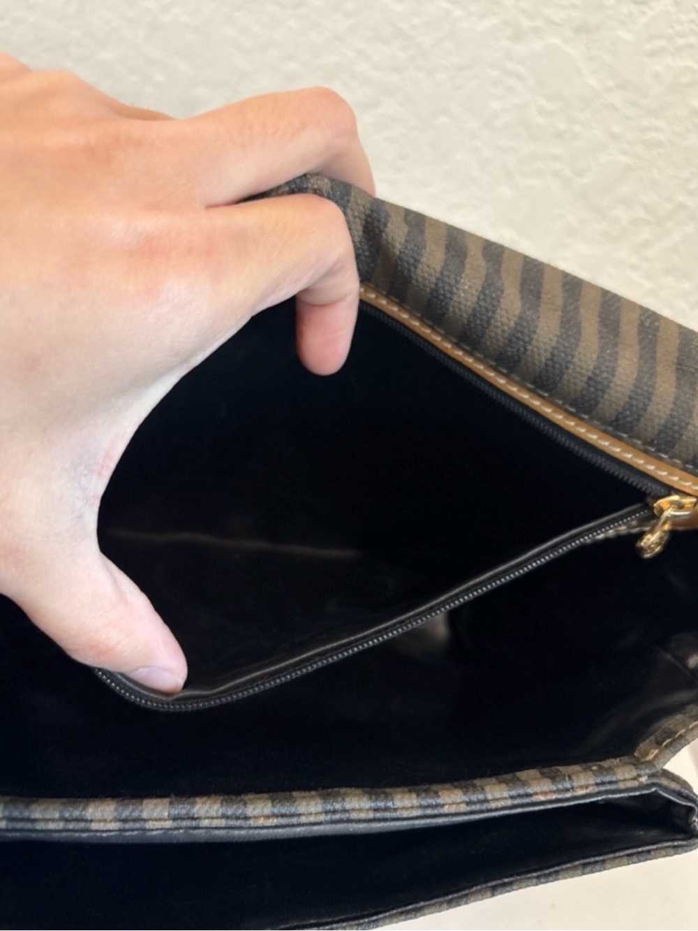 Fendi Vintage Pequín Stripe
Crossbody Bag - Picture 10 of 15